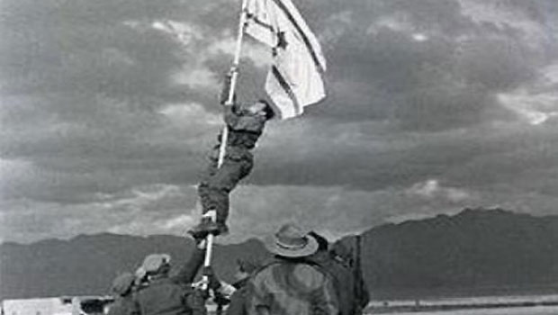 File photo of troops raising Israeli flag to mark the capture of Eliat during 1948 Arab-Israeli war. (AAA)