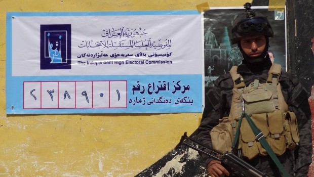 A member of the Iraqi security forces stand guard outside a polling station during provincial elections on April 20, 2013, in the northern city of Kirkuk. (AFP PHOTO/MARWAN IBRAHIM)
