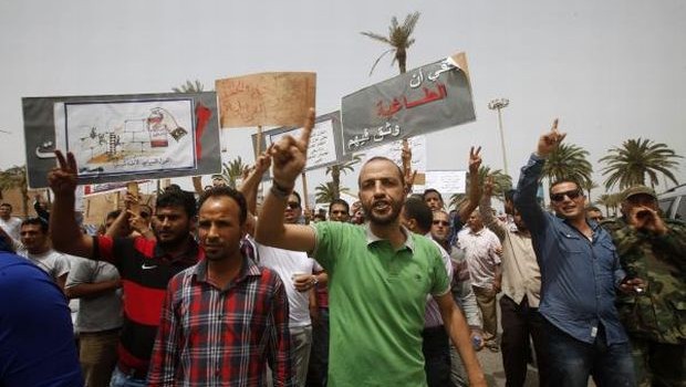 Demonstrators calling for the passing of a legislation barring former aides to deposed dictator Muammar Gaddafi from senior government posts, stage a protest in Martyrs' Square in Tripoli April 30, 2013 (REUTERS) 