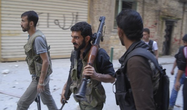 Free Syrian Army fighters carry their weapons as they move towards their positions during an infiltration operation in Aleppo's neighbourhood of Salaheddine, which is partly held by forces loyal to Syria's President Bashar al-Assad, April 29, 2013. (REUTERS/Ammar Abdullah )