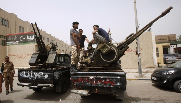 Members of armed revolutionaries stage a protest in front of the Libyan Justice Ministry in Tripoli April 30, 2013.  (REUTERS/Ismail Zitouny)