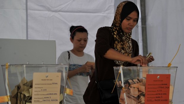 Malaysian voters cast their ballots during the country's 13th general elections in Kuala Lumpur on May 5, 2013 (AFP Photo/Mohd Rasfan)