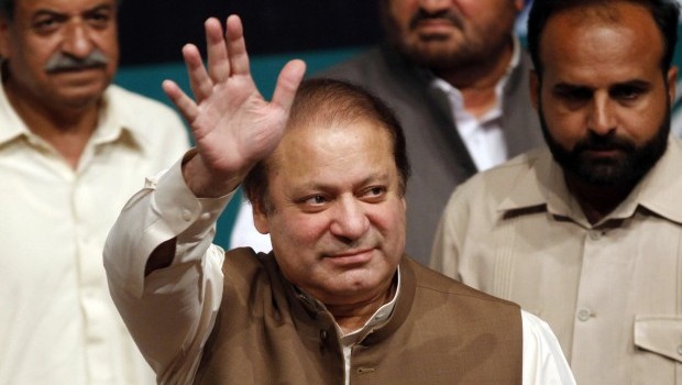 Pakistan's incoming Prime Minister Nawaz Sharif waves to his party's newly elected MPs in Lahore on May 20, 2013 (AFP PHOTO / ARIF ALI)