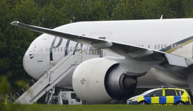 British police surround a Pakistan International Airlines plane at Stansted Airport, in Essex near London, England 24 May 2013. (EPA)