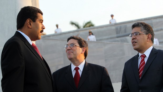 Venezuelan president Nicolas Maduro (Left) speaks to his Foreign minister Elias Jaua (Right) and Cuban Foreign minister Bruno Rodriguez (Centre) prior to laying a wreath in front Cuban national hero Jose Marti's sculpture at the Plaza de la Revolucion in Havana, Cuba, 27 April 2013. Source: EPA/Alejandro Ernesto