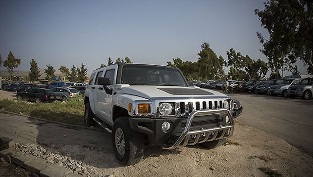 An unofficial Syrian car market in rebel-held territory (AAA)