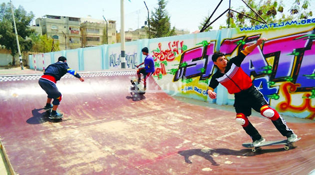 Palestinian youth skateboarding in Gaza. (Asharq Al-Awsat photo)
