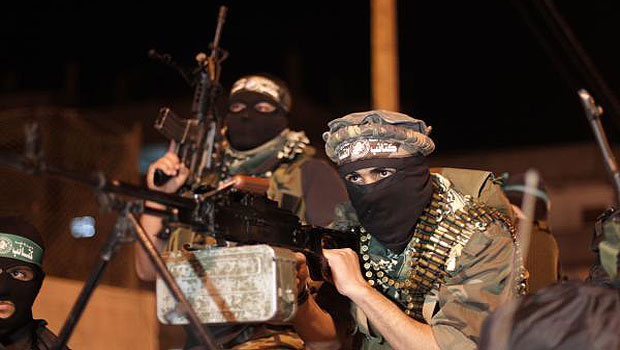 Palestinian Hamas militants hold weapons during a rally in support with Palestinian prisoners jailed in Israeli prisons on April 18, 2013. (AFP)