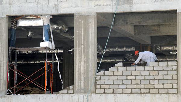 Foreign laborers work at a construction site in the Saudi capital Riyadh on April 10, 2013. (AFP)