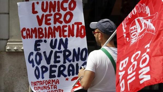 A member of Italy's metalworkers union Fiom looks at a banner during a demonstration in Rome, May 18, 2013.  (REUTERS/Stefano Rellandini)
