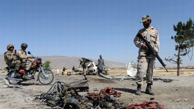 Pakistani security officials are pictured at the site of a bomb attack on a vehicle used by security forces on the outskirts of Quetta, the capital of restive Baluchistan province, on May 23, 2013. (AFP PHOTO / BANARAS KHAN)