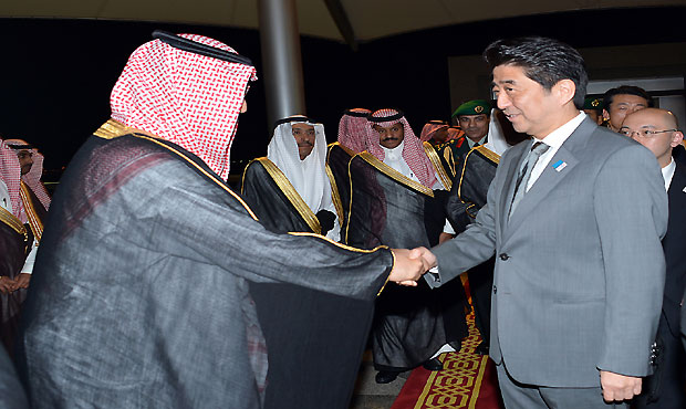 Japanese Prime Minister Shinzo Abe being greeted by Saudi officials upon his arrival in Riyadh on April 30, 2013. (AFP PHOTO/HO/SPA )