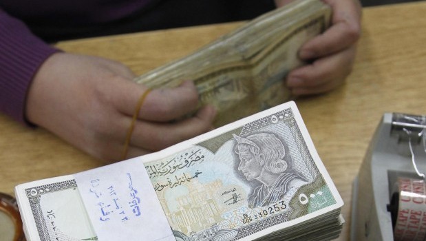 An employee counts Syrian pound notes at the Syrian central bank in Damascus in this April 23, 2013 file photo. (REUTERS/Khaled al-Hariri/Files)