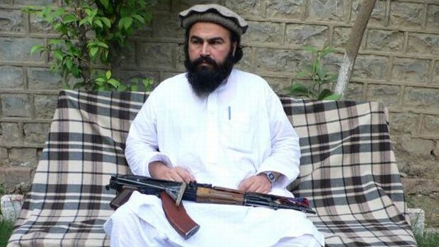 (FILES) In this photograph taken on May 16, 2011 Pakistani Taliban senior commander Waliur Rehman holds his AK-47 assault rifle as he talks to local media representatives in Paikistan's tribal belt of South Waziristan close to border with Afghanistan. (AFP Photo) 
