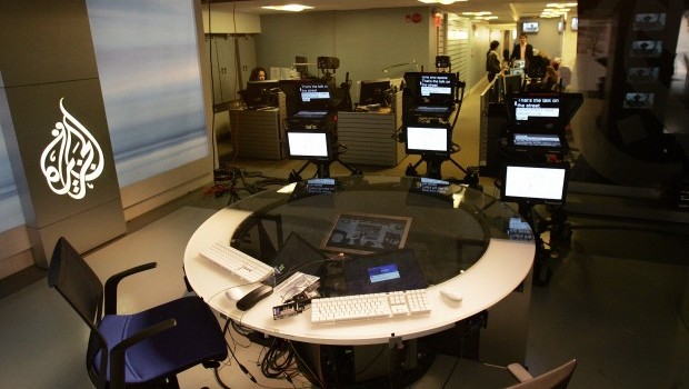 Colleagues work in the news room at al-Jazeera English (AJE) studio headquarters in this November 22, 2006 in Washington, DC (AFP PHOTO / TIM SLOAN/FILES)