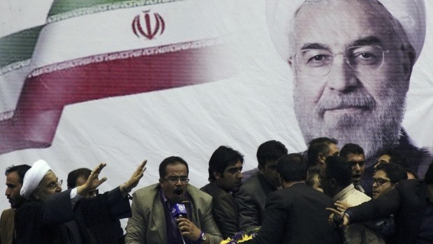 Iranian presidential candidate Hassan Rohani (L) waves to supporters in the central Iranian city of Shiraz June 11, 2013 (REUTERS/Fars News/Mohammad Hadi Khosravi) 
