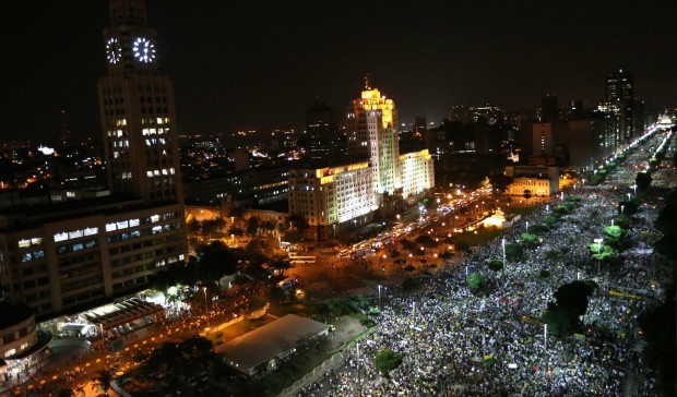 Thousands of demonstrators during a protest to deman better public services, in Rio de Janeiro, Brazil, 20 June 2013. (EPA/Marcelo Sayao)