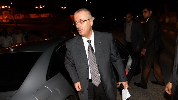 Rami Hamdallah arrives at the Al-Najah University in the West Bank City of Nablus after meeting with Palestinian President Mahmoud Abbas in Ramallah City, 22 June 2013 (EPA/ALAA BADARNEH)