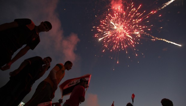 Iraqi people celebrate after United Nations announced the end of sanctions imposed on Iraq, in Baghdad, June 27, 2013.  REUTERS/Thaier al-Sudani.