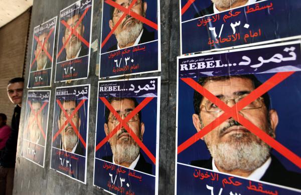 Anti-government posters calling for the ouster of Egyptian President and for early presidential elections. EPA/KHALED ELFIQI