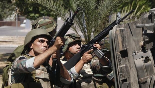 Lebanese army soldiers point their weapons during clashes with gunmen of hardline Sunni Muslim cleric Sheikh Ahmed al-Assir, in Abra near Sidon, southern Lebanon, June 24, 2013. REUTERS/Sharif Karim
