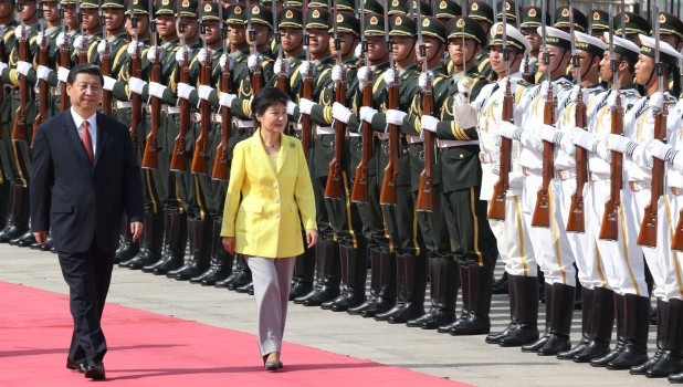 South Korean President Park Geun-hye (R) under the escort of her Chinese counterpart Xi Jinping (L) inspects an honor guard during a welcoming ceremony at the square of the Great Hall of the People in Beijing, China, 27 June 2013. Source: EPA/Yonhap SK