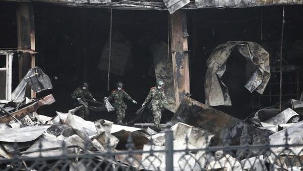 Rescue workers clear the debris at the site of a fire at a chicken processing plant in Dehui, Jilin province, June 4, 2013. (REUTERS Photo) 