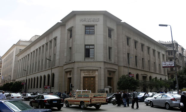 File photo of people and vehicles are seen caught in a traffic jam in front of the Central Bank of Egypt's headquarters in downtown Cairo. (Reuters/Amr Abdallah Dalsh)