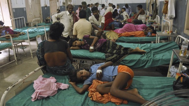 Indian children who fell sick after eating a free school lunch lie at a hospital in Patna, India, Wednesday, July 17, 2013 (AP Photo/Aftab Alam Siddiqui)