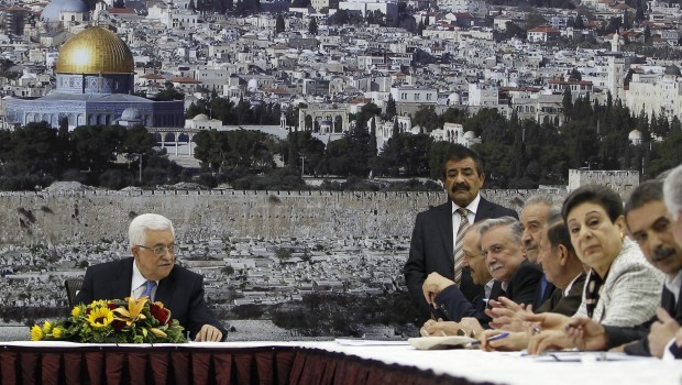 Palestinian President Mahmoud Abbas (L) attends a meeting of the Palestinian leadership in the West Bank city of Ramallah July 18, 2013. (REUTERS/Mohamad Torokman.)