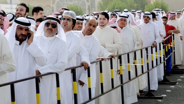 Kuwaitis line up to vote in the parliamentary elections, in Kuwait City, Kuwait, 27 July 2013. (EPA/Raed Qutena)