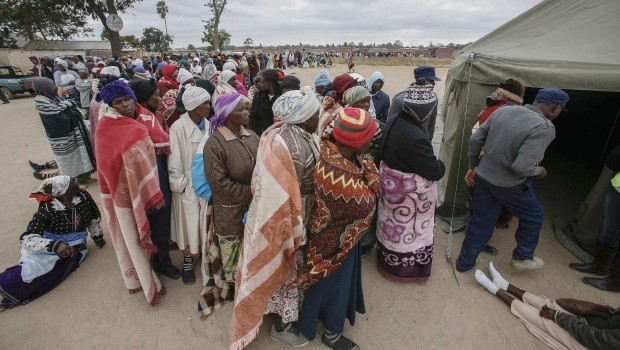 Zimbabwean residents of Hopley Farm queue up to cast their ballots in presidential elections in the capital Harare, Zimbabwe, 31 July 2013 (EPA/AARON UFUMELI)