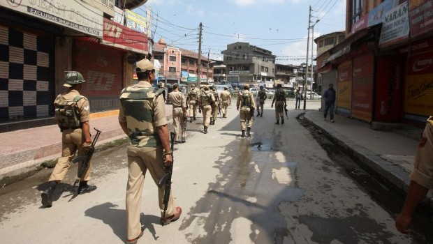 Indian paramilitary soldiers patrol during a shutdown in Srinagar, the summer capital of Indian Kashmir, 01 July 2013. Source: EPA/Farooq Khan