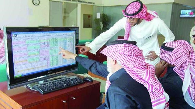 Saudi traders monitoring stock prices (Asharq Al-Awsat)