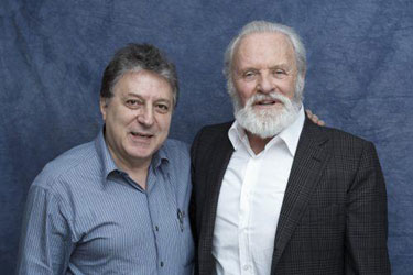 Photo of Sir Anthony Hopkins with Asharq Al-Awsat's Mohammed Rouda. (Asharq Al-Awsat)