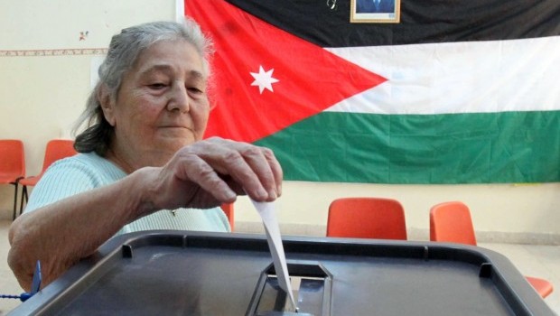 A Jordanian woman casts her ballot at a polling station in Amman in this November 9, 2010, file photo. (KHALIL MAZRAAWI/AFP)
