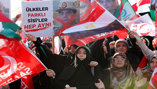 Pro-Islamic Turks take part in a demonstration supporting deposed Egyptian President Mohamed Mursi in Istanbul July 14, 2013. (Reuters/Umit Bektas)