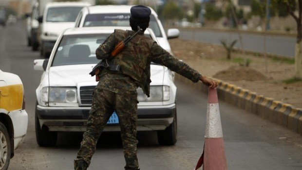 A police trooper is seen manning a checkpoint in Sana'a August 5, 2013. (REUTERS/Khaled Abdullah)