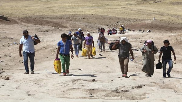 Syrian refugees cross the border into the autonomous Kurdish region of northern Iraq, August 19, 2013. (REUTERS/Azad Lashkari) 