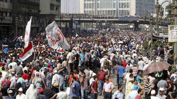 Supporters of deposed Egyptian President Mohamed Mursi shout slogans and wave Egyptian flags during a protest outside al-Fath Mosque in Ramses square in Cairo August 16, 2013. (REUTERS/Muhammad Hamed) 