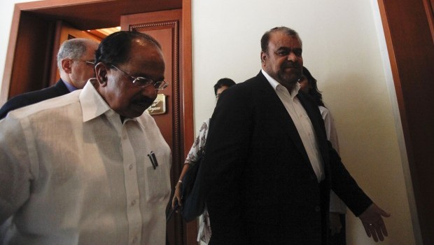 Iranian Oil Minister Rostam Qasemi (right) walks with India's Oil Minister M Veerappa Moily after a meeting in New Delhi May 27, 2013. (Reuters/Mansi Thapliyal)