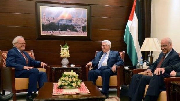 A photograph supplied by thePalestinian Authority shows special US special envoy Martin Indyk meeting Palestinian President Mahmoud Abbas (C) and Saeb Erekat (R), the Palestinian chief negotiator, in the Palestinian Authority's headquarters in the West Bank town of Ramallah, 11 August 2013. (EPA/THAER GHANAIM )