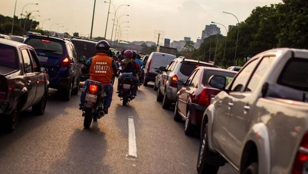  Venezuelan police stand in front a traffic congestion after an electricity blackout in Caracas, Venezuela, 03 September 2013. (EPA/MIGUEL GUTIERREZ)
