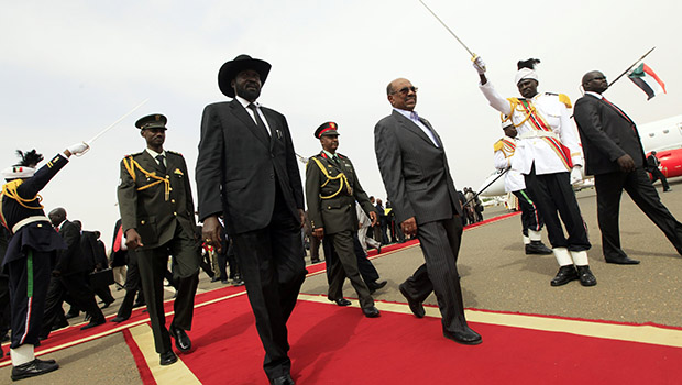 South Sudan's President Salva Kiir inspects the guard of honor with Sudan's President Omar Al-Bashiras he arrives for talks at Khartoum Airport, Sepember 3, 2013. (Reuters/Mohamed Nureldin Abdallah)