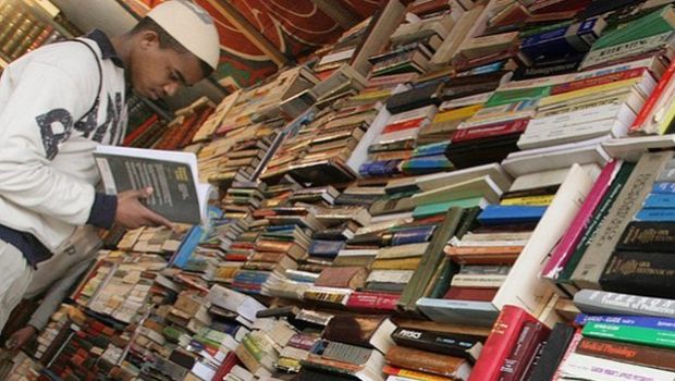 A man browses books at the 38th Cairo International Book Fair in Cairo, Egypt, in January 2007. (AFP Photo)