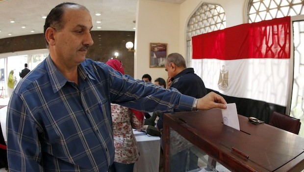 An Egyptian man living in Oman casts his vote on a divisive draft constitution in Egypt at the Egyptian embassy in the Gulf sultanate's capital on January 8, 2014. (AFP PHOTO/MOHAMMED MAHJOUB)