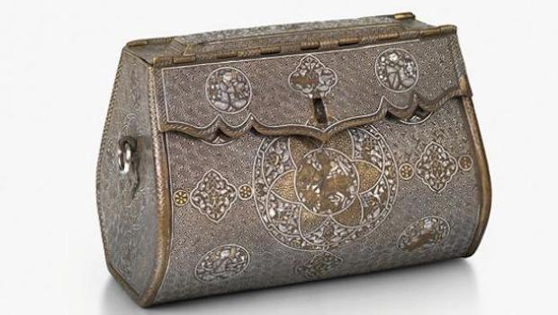 Bag, Mosul, Northern Iraq, 1300-1330   Brass, inlaid with gold and silver   Height: 15.2 cm; width: 22 cm; depth: 13.5 cm   © The Courtauld Gallery, London