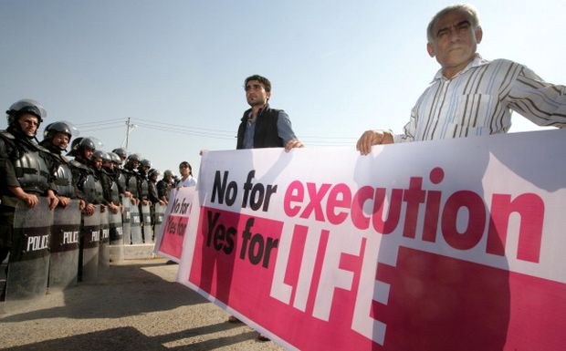 Iranian Kurds protest against the execution of Kurdish rebels in Iran in the northern Iraqi Kurdish city of Erbil on October 31, 2013. (Safin Hamed/AFP)