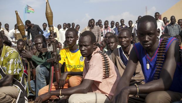 Members of the White Army, a South Sudanese anti-government militia, attend a rally in Nasir on April 14, 2014.</br>(AFP PHOTO / ZACHARIAS ABUBEKER)