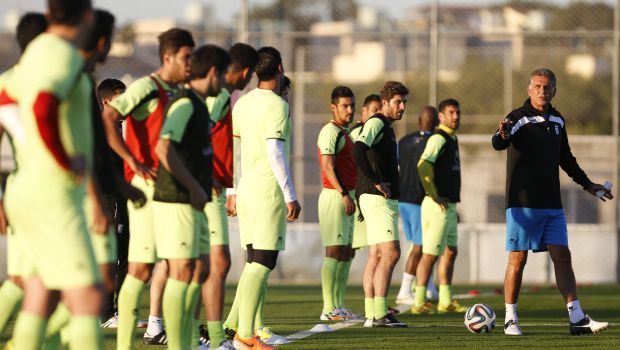 Iran’s national football team coach Portuguese Carlos Queiroz (R) commands a training session at the Corinthians Training Center in Sao Paulo, Brazil on June 4, 2014. (AFP PHOTO/Miguel SCHINCARIOL)